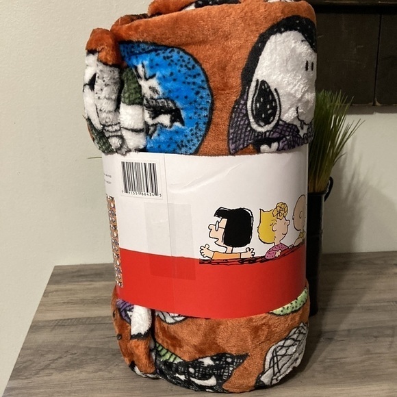 PEANUTS CHARACTERS HALLOWEEN CIRCLES  50 X 70 PLUSH THROW - Picture 5 of 11